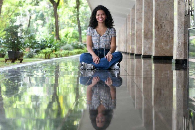  23/03/2023 Credito: Ed Alves/CB/DA.Press. Cidades. Paula Sampaio e sua Mae Maria do Carmo. Nasceu na Ceilândia, filha de uma mulher preta, que viveu por 18 anos em trabalho análogo à escravidão. Foi bolsista em colégios particulares, formou-se em Direito na UnB, tem mestrados na LSE e na U Penn. Passou pela Ambev, BCG e XP. A partir de 3 de abril será a nova líder de estratégia e inovação global da joalheria Pandora, na sua sede, em Copenhague, na Dinamarca. Ela tb é especialista em criptoativos, fez o texto do marco das criptomoedas aprovado no Senado e que virou lei.  foi listada neste mês, pela Época Negócios, como uma das 100 mulheres da inovação: