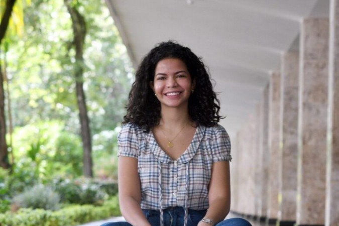  23/03/2023 Credito: Ed Alves/CB/DA.Press. Cidades. Paula Sampaio e sua Mae Maria do Carmo. Nasceu na Ceilândia, filha de uma mulher preta, que viveu por 18 anos em trabalho análogo à escravidão. Foi bolsista em colégios particulares, formou-se em Direito na UnB, tem mestrados na LSE e na U Penn. Passou pela Ambev, BCG e XP. A partir de 3 de abril será a nova líder de estratégia e inovação global da joalheria Pandora, na sua sede, em Copenhague, na Dinamarca. Ela tb é especialista em criptoativos, fez o texto do marco das criptomoedas aprovado no Senado e que virou lei.  foi listada neste mês, pela Época Negócios, como uma das 100 mulheres da inovação: