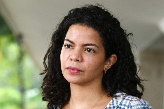  23/03/2023 Credito: Ed Alves/CB/DA.Press. Cidades. Paula Sampaio e sua Mae Maria do Carmo. Nasceu na Ceilândia, filha de uma mulher preta, que viveu por 18 anos em trabalho análogo à escravidão. Foi bolsista em colégios particulares, formou-se em Direito na UnB, tem mestrados na LSE e na U Penn. Passou pela Ambev, BCG e XP. A partir de 3 de abril será a nova líder de estratégia e inovação global da joalheria Pandora, na sua sede, em Copenhague, na Dinamarca. Ela tb é especialista em criptoativos, fez o texto do marco das criptomoedas aprovado no Senado e que virou lei.  foi listada neste mês, pela Época Negócios, como uma das 100 mulheres da inovação: