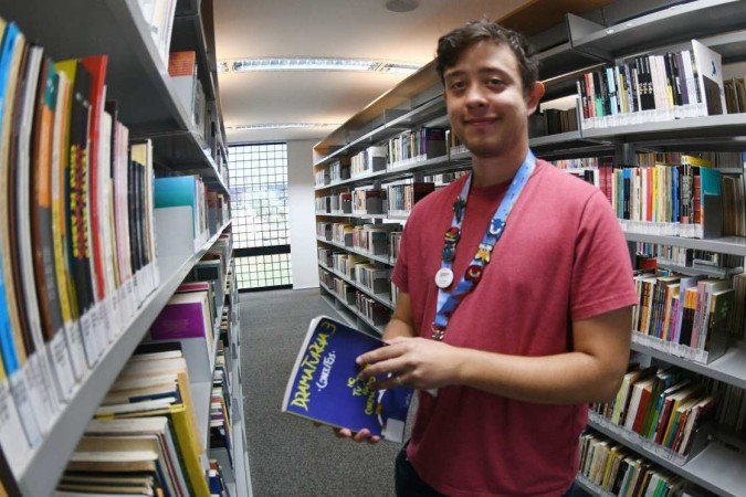  23/03/2023 Credito: Ed Alves/CB/DA.Press. Cidades. Dia do Bibliotecario. Na foto, Daniel Arcanjo. 