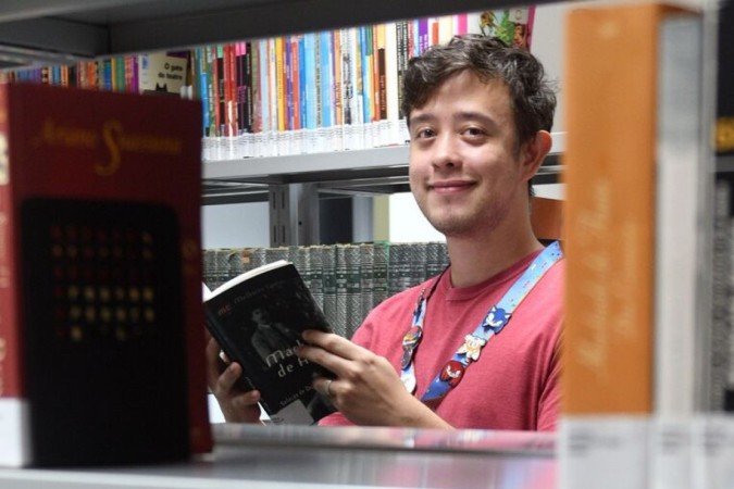  23/03/2023 Credito: Ed Alves/CB/DA.Press. Cidades. Paula Sampaio e sua Mae Maria do Carmo. Nasceu na Ceilândia, filha de uma mulher preta, que viveu por 18 anos em trabalho análogo à escravidão. Foi bolsista em colégios particulares, formou-se em Direito na UnB, tem mestrados na LSE e na U Penn. Passou pela Ambev, BCG e XP. A partir de 3 de abril será a nova líder de estratégia e inovação global da joalheria Pandora, na sua sede, em Copenhague, na Dinamarca. Ela tb é especialista em criptoativos, fez o texto do marco das criptomoedas aprovado no Senado e que virou lei.  foi listada neste mês, pela Época Negócios, como uma das 100 mulheres da inovação: