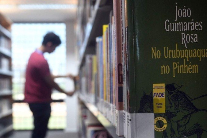  23/03/2023 Credito: Ed Alves/CB/DA.Press. Cidades. Paula Sampaio e sua Mae Maria do Carmo. Nasceu na Ceilândia, filha de uma mulher preta, que viveu por 18 anos em trabalho análogo à escravidão. Foi bolsista em colégios particulares, formou-se em Direito na UnB, tem mestrados na LSE e na U Penn. Passou pela Ambev, BCG e XP. A partir de 3 de abril será a nova líder de estratégia e inovação global da joalheria Pandora, na sua sede, em Copenhague, na Dinamarca. Ela tb é especialista em criptoativos, fez o texto do marco das criptomoedas aprovado no Senado e que virou lei.  foi listada neste mês, pela Época Negócios, como uma das 100 mulheres da inovação: