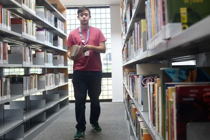  23/03/2023 Credito: Ed Alves/CB/DA.Press. Cidades. Paula Sampaio e sua Mae Maria do Carmo. Nasceu na Ceilândia, filha de uma mulher preta, que viveu por 18 anos em trabalho análogo à escravidão. Foi bolsista em colégios particulares, formou-se em Direito na UnB, tem mestrados na LSE e na U Penn. Passou pela Ambev, BCG e XP. A partir de 3 de abril será a nova líder de estratégia e inovação global da joalheria Pandora, na sua sede, em Copenhague, na Dinamarca. Ela tb é especialista em criptoativos, fez o texto do marco das criptomoedas aprovado no Senado e que virou lei.  foi listada neste mês, pela Época Negócios, como uma das 100 mulheres da inovação: