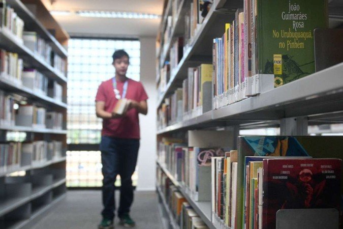  23/03/2023 Credito: Ed Alves/CB/DA.Press. Cidades. Paula Sampaio e sua Mae Maria do Carmo. Nasceu na Ceilândia, filha de uma mulher preta, que viveu por 18 anos em trabalho análogo à escravidão. Foi bolsista em colégios particulares, formou-se em Direito na UnB, tem mestrados na LSE e na U Penn. Passou pela Ambev, BCG e XP. A partir de 3 de abril será a nova líder de estratégia e inovação global da joalheria Pandora, na sua sede, em Copenhague, na Dinamarca. Ela tb é especialista em criptoativos, fez o texto do marco das criptomoedas aprovado no Senado e que virou lei.  foi listada neste mês, pela Época Negócios, como uma das 100 mulheres da inovação: