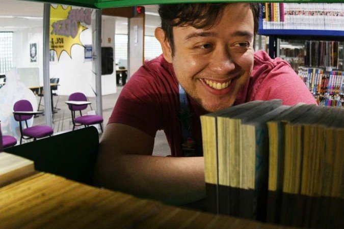  23/03/2023 Credito: Ed Alves/CB/DA.Press. Cidades. Paula Sampaio e sua Mae Maria do Carmo. Nasceu na Ceilândia, filha de uma mulher preta, que viveu por 18 anos em trabalho análogo à escravidão. Foi bolsista em colégios particulares, formou-se em Direito na UnB, tem mestrados na LSE e na U Penn. Passou pela Ambev, BCG e XP. A partir de 3 de abril será a nova líder de estratégia e inovação global da joalheria Pandora, na sua sede, em Copenhague, na Dinamarca. Ela tb é especialista em criptoativos, fez o texto do marco das criptomoedas aprovado no Senado e que virou lei.  foi listada neste mês, pela Época Negócios, como uma das 100 mulheres da inovação: