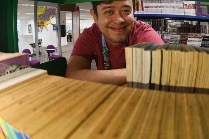  23/03/2023 Credito: Ed Alves/CB/DA.Press. Cidades. Paula Sampaio e sua Mae Maria do Carmo. Nasceu na Ceilândia, filha de uma mulher preta, que viveu por 18 anos em trabalho análogo à escravidão. Foi bolsista em colégios particulares, formou-se em Direito na UnB, tem mestrados na LSE e na U Penn. Passou pela Ambev, BCG e XP. A partir de 3 de abril será a nova líder de estratégia e inovação global da joalheria Pandora, na sua sede, em Copenhague, na Dinamarca. Ela tb é especialista em criptoativos, fez o texto do marco das criptomoedas aprovado no Senado e que virou lei.  foi listada neste mês, pela Época Negócios, como uma das 100 mulheres da inovação: