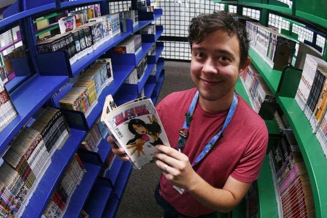  23/03/2023 Credito: Ed Alves/CB/DA.Press. Cidades. Paula Sampaio e sua Mae Maria do Carmo. Nasceu na Ceilândia, filha de uma mulher preta, que viveu por 18 anos em trabalho análogo à escravidão. Foi bolsista em colégios particulares, formou-se em Direito na UnB, tem mestrados na LSE e na U Penn. Passou pela Ambev, BCG e XP. A partir de 3 de abril será a nova líder de estratégia e inovação global da joalheria Pandora, na sua sede, em Copenhague, na Dinamarca. Ela tb é especialista em criptoativos, fez o texto do marco das criptomoedas aprovado no Senado e que virou lei.  foi listada neste mês, pela Época Negócios, como uma das 100 mulheres da inovação: