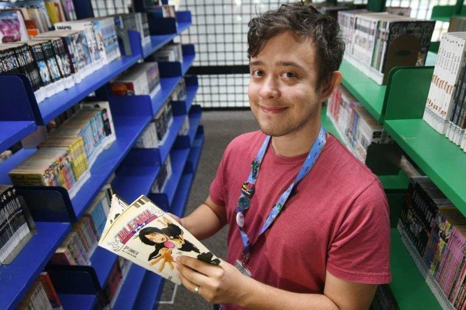  23/03/2023 Credito: Ed Alves/CB/DA.Press. Cidades. Paula Sampaio e sua Mae Maria do Carmo. Nasceu na Ceilândia, filha de uma mulher preta, que viveu por 18 anos em trabalho análogo à escravidão. Foi bolsista em colégios particulares, formou-se em Direito na UnB, tem mestrados na LSE e na U Penn. Passou pela Ambev, BCG e XP. A partir de 3 de abril será a nova líder de estratégia e inovação global da joalheria Pandora, na sua sede, em Copenhague, na Dinamarca. Ela tb é especialista em criptoativos, fez o texto do marco das criptomoedas aprovado no Senado e que virou lei.  foi listada neste mês, pela Época Negócios, como uma das 100 mulheres da inovação: