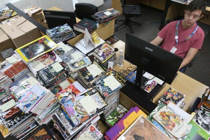  23/03/2023 Credito: Ed Alves/CB/DA.Press. Cidades. Paula Sampaio e sua Mae Maria do Carmo. Nasceu na Ceilândia, filha de uma mulher preta, que viveu por 18 anos em trabalho análogo à escravidão. Foi bolsista em colégios particulares, formou-se em Direito na UnB, tem mestrados na LSE e na U Penn. Passou pela Ambev, BCG e XP. A partir de 3 de abril será a nova líder de estratégia e inovação global da joalheria Pandora, na sua sede, em Copenhague, na Dinamarca. Ela tb é especialista em criptoativos, fez o texto do marco das criptomoedas aprovado no Senado e que virou lei.  foi listada neste mês, pela Época Negócios, como uma das 100 mulheres da inovação: