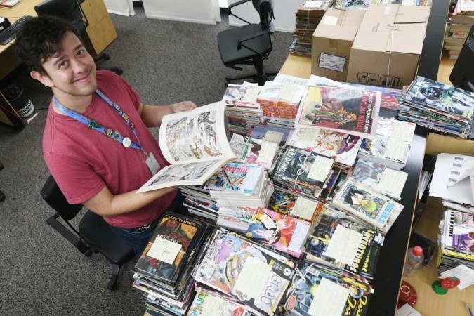  23/03/2023 Credito: Ed Alves/CB/DA.Press. Cidades. Paula Sampaio e sua Mae Maria do Carmo. Nasceu na Ceilândia, filha de uma mulher preta, que viveu por 18 anos em trabalho análogo à escravidão. Foi bolsista em colégios particulares, formou-se em Direito na UnB, tem mestrados na LSE e na U Penn. Passou pela Ambev, BCG e XP. A partir de 3 de abril será a nova líder de estratégia e inovação global da joalheria Pandora, na sua sede, em Copenhague, na Dinamarca. Ela tb é especialista em criptoativos, fez o texto do marco das criptomoedas aprovado no Senado e que virou lei.  foi listada neste mês, pela Época Negócios, como uma das 100 mulheres da inovação: