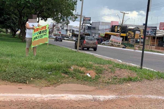 Corretor de imóveis estende faixa de vendas de lote na Avenida Hélio Prates - (crédito: DF Legal/Divulgação) Corretor de imóveis estende faixa de vendas de lote na Avenida Hélio Prates - (crédito: DF Legal/Divulgação)