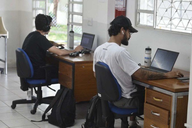 Na sala de estudos da Biblioteca da Candangolândia tem internet privada