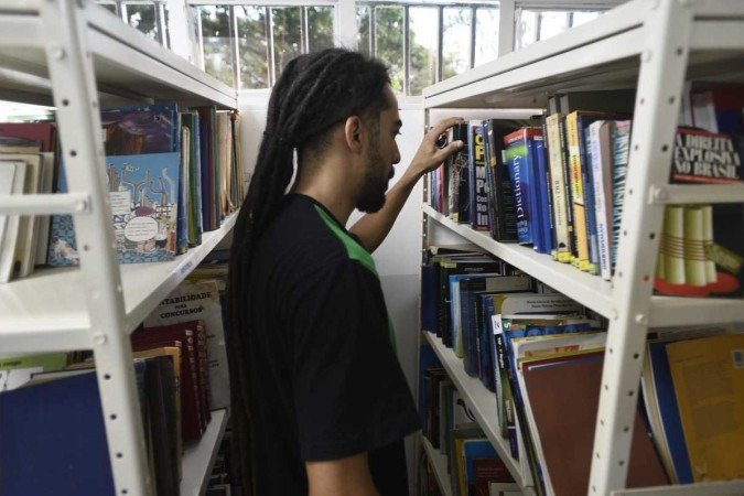  22/03/2023. Crédito: Minervino Júnior/CB/D.A Press. Brasil.  Brasilia - DF. Biblioteca da Candangolândia - Sala de estudos. Marco Júnior.