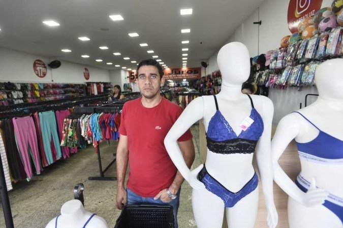 Pedro José: "Aqui, o setor de confecção é muito bom. Trabalhamos com um preço único, então as pessoas vêm em peso"