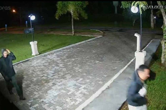 Câmara de segurança mostra homens na parte externa da casa do deputado federal Gilvan Máximo - (crédito: Divulgação/PCDF) Câmara de segurança mostra homens na parte externa da casa do deputado federal Gilvan Máximo - (crédito: Divulgação/PCDF)