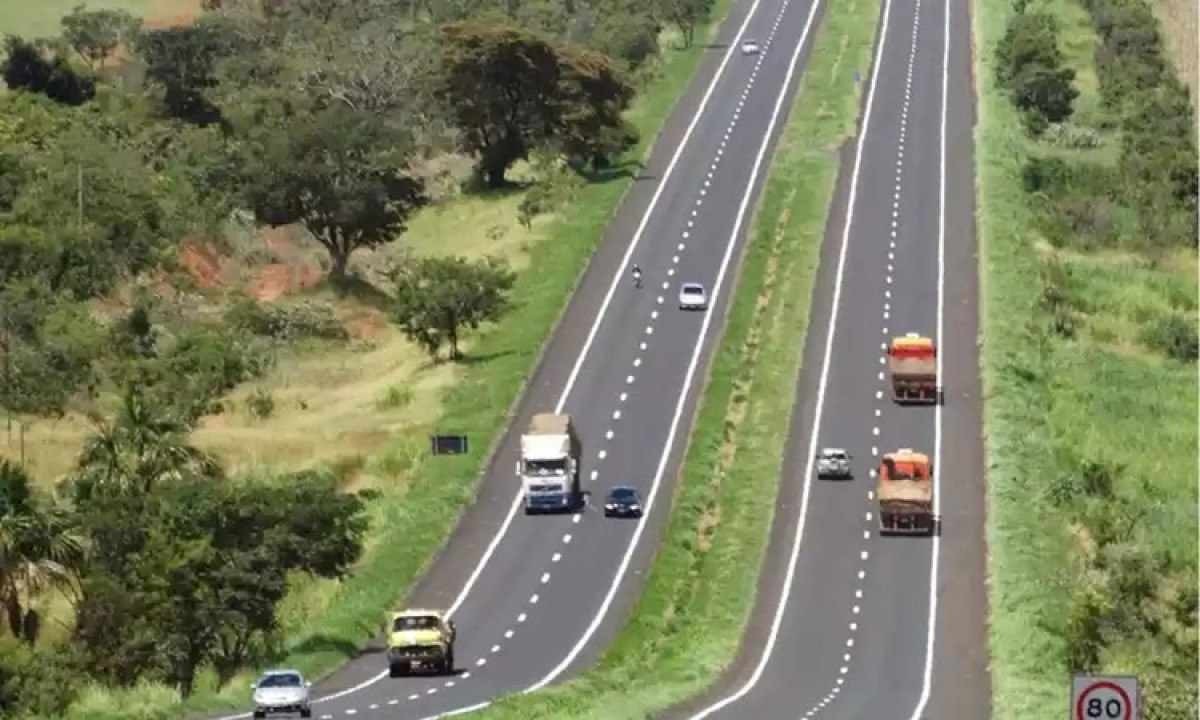 Universitário sobrevive a capotamento, mas morre atropelado por ônibus