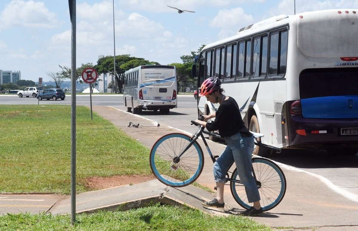  24/03/2023 Credito: Ed Alves/CB/DA.Press. Cidades. Dificuldade para pelada proximo da Rodoviaria do Plano Piloto. Na foto, Rosana Baioco. 