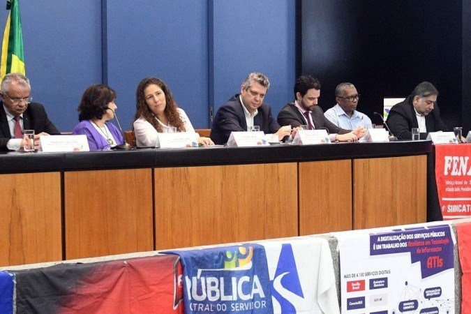  24/03/2023 Credito: Ed Alves/CB/DA.Press. Economia. Termo de acordo de reajuste de 9% para servidores federais é assinado. Presente os Ministros:  Marcio Macedo - Minsitro de Estado Chefe da Secretaria Geral da Presidencia da Republica, Ministra da Saude Nisia Trindadee e a Ministra Esther Dweck. 