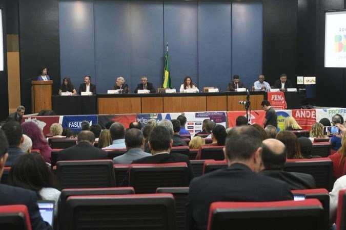  24/03/2023 Credito: Ed Alves/CB/DA.Press. Economia. Termo de acordo de reajuste de 9% para servidores federais é assinado. Presente os Ministros:  Marcio Macedo - Minsitro de Estado Chefe da Secretaria Geral da Presidencia da Republica, Ministra da Saude Nisia Trindadee e a Ministra Esther Dweck. 