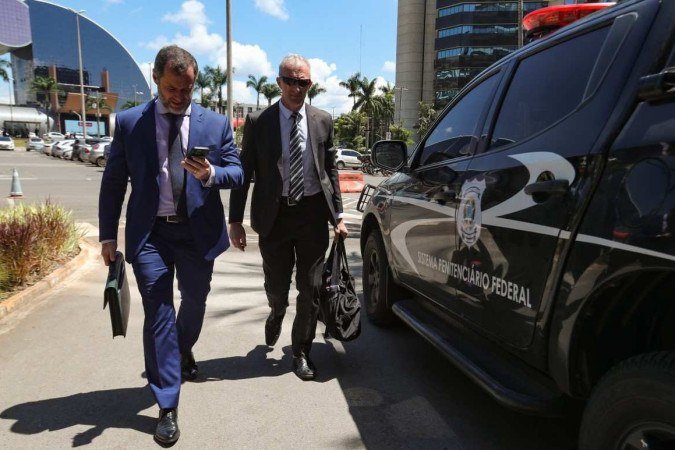 Armas que Bolsonaro ganhou dos Emirados Árabes foram entregues em março pelo advogado do presidente, Paulo Cunha, que chegou acompanhado do subtenente do Exército Osmar Crivelatti (à direita) - (crédito: Estadão Conteúdo) Armas que Bolsonaro ganhou dos Emirados Árabes foram entregues em março pelo advogado do presidente, Paulo Cunha, que chegou acompanhado do subtenente do Exército Osmar Crivelatti (à direita) - (crédito: Estadão Conteúdo)