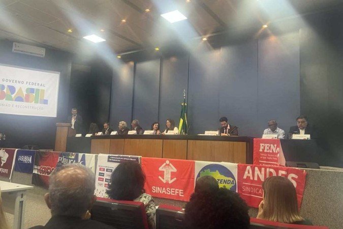 Termo de acordo de reajuste de 9% para servidores federais é assinado