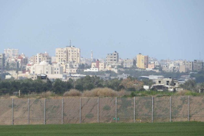 A barreira que separa o território palestino de Israel tem sensores de movimento e muralha de concreto subterrânea                                 
    