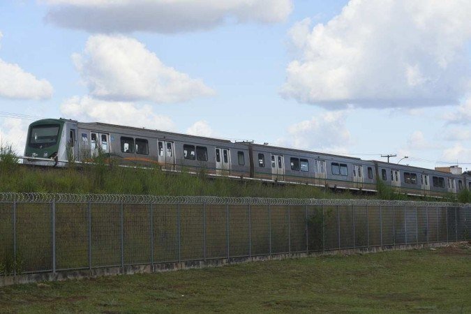 O funcionário da vigilância terceirizada teria sido atropelado
por um trem, segundo informou equipe do Metrô-DF - (crédito: Minervino Júnior/CB/D.A.Press) O funcionário da vigilância terceirizada teria sido atropelado
por um trem, segundo informou equipe do Metrô-DF - (crédito: Minervino Júnior/CB/D.A.Press)