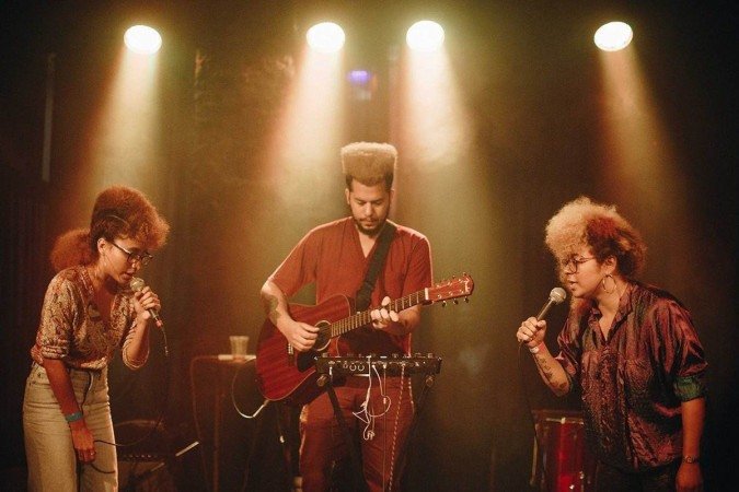 O trio curitibano Tuyo também é presença confirmada e debuta nos palcos do Lollapalooza 2023.