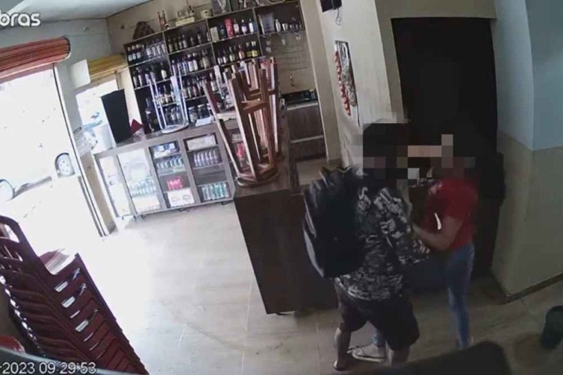 Mulher leva nove facadas de ex-companheiro em loja de Vicente Pires