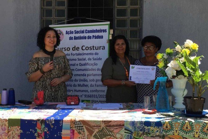 Hoje, cerca de 41 mulheres e um homem foram certificados no curso social de costura básica