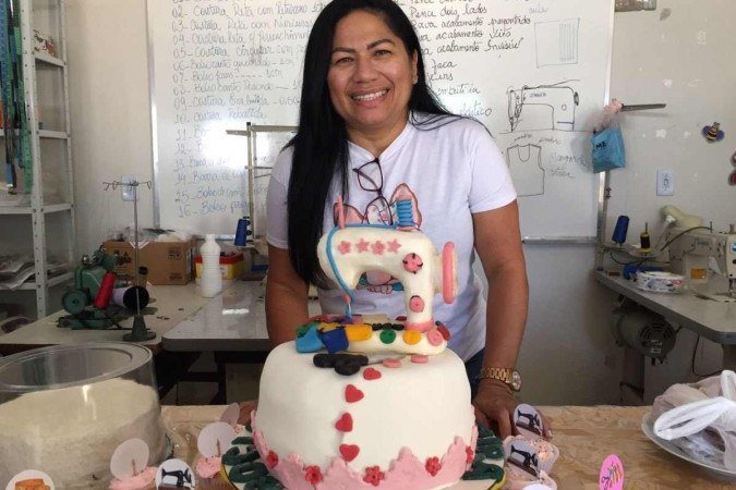 Florissa, além de aluna do curso, também é doceira e fez o bolo para levar na certificação deste sábado (25/3)