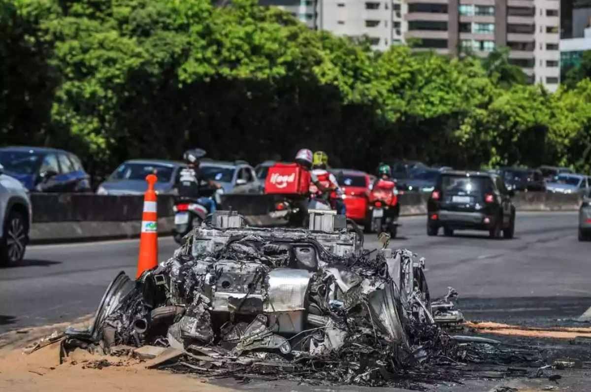 Lamborghini avaliada em R$ 1,3 milhão pega fogo em avenida de BH; veja