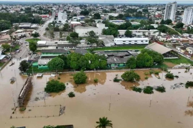 Enchente histórica isola cidades e deixa centenas de desabrigados no Norte