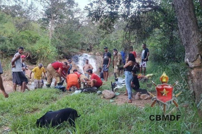Quando a equipe da CBMDF chegou ao local, o jovem estava fora d água, pois havia sido resgatado por populares - (crédito: CBMDF) Quando a equipe da CBMDF chegou ao local, o jovem estava fora d água, pois havia sido resgatado por populares - (crédito: CBMDF)