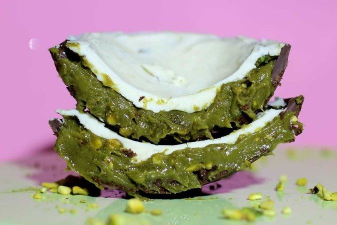 Ovo casca recheada de pistache, chocolate branco e preto, da Renata Dias Vegan Patisserie (R$ 165) -  (crédito: Renata Dias/Divulgação)