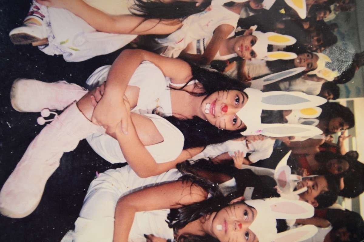 As celebrações de Páscoa sempre estiveram presentes na família de Rosana. Acima, a filha primogênita,  Iza Carvalho, vestida de coelhinha,  com o irmão Thiago; abaixo,  Iza em festa na escola   