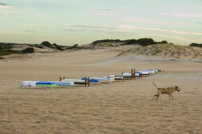 Extravagâncias – A viagem como modo de produção na arte, livro de Raísa Curty.