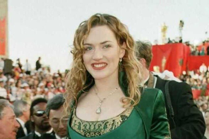 Kate, deslumbrante em seu vestido verde, durante a cerimônia do Oscar de 1998: na época, ela recebeu diversas críticas por seu corpo 