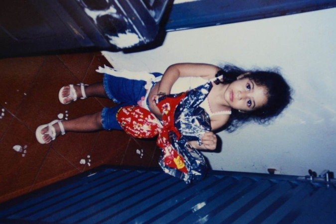  29/03/2023 Cr..dito: Marcelo Ferreira/CB/D.A Press. Brasil. Brasilia - DF - Hist..rias de fam..lias que cultivam a tradi....o de decorar o lar, realizar brincadeiras e fazer receitas de fam..lia para deixar a data mais especial. Av.. Sra Rosana Sousa (vestido amarelo) com a filha Julia Sousa  (camisa escura) e netos as g..meas Ana Luiza e Mamuela Aquilar , Iza Carvalho e Thiago Carvalho (camisa manga preta) e Christian Carvalho.
    