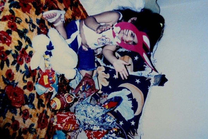  29/03/2023 Cr..dito: Marcelo Ferreira/CB/D.A Press. Brasil. Brasilia - DF - Hist..rias de fam..lias que cultivam a tradi....o de decorar o lar, realizar brincadeiras e fazer receitas de fam..lia para deixar a data mais especial. Av.. Sra Rosana Sousa (vestido amarelo) com a filha Julia Sousa  (camisa escura) e netos as g..meas Ana Luiza e Mamuela Aquilar , Iza Carvalho e Thiago Carvalho (camisa manga preta) e Christian Carvalho.
    