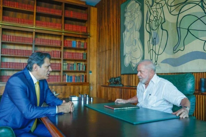 Presidente Lula e o ministro da Fazenda Fernando Haddad, durante reunião. -  (crédito:  Reprodução/Twitter Lula Oficial)