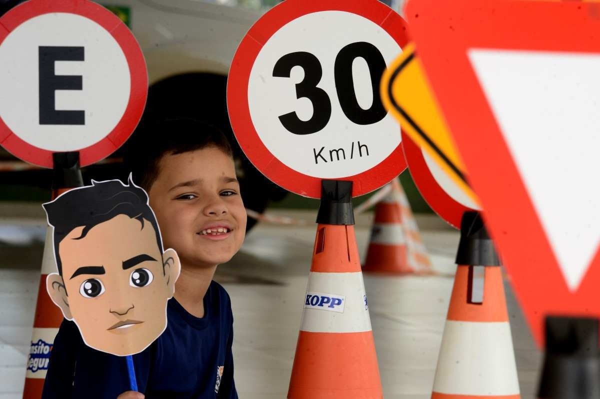 Crianças aprendem regras de trânsito de forma lúdica, em projeto do Dnit