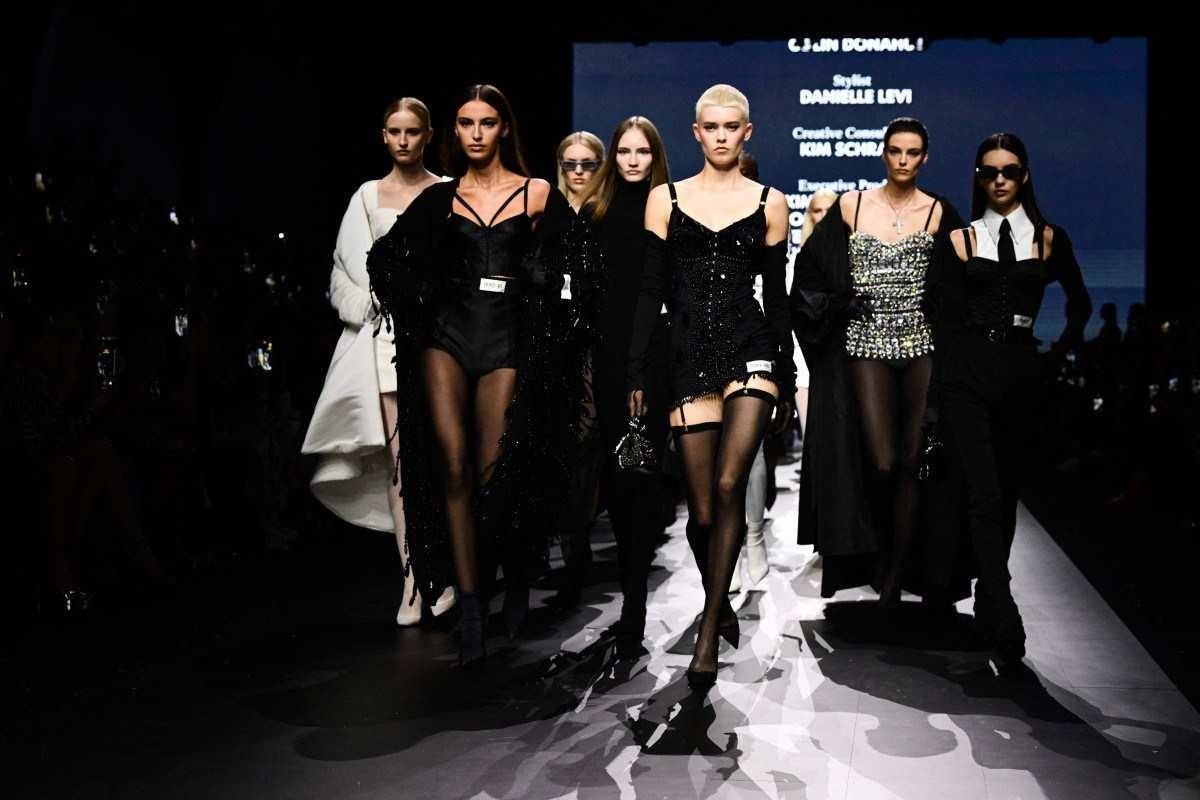 As semanas de moda de Paris, Milão, Nova York e Londres priorizaram o desfile de mulheres magérrimas, tal qual acontecia nos anos 1990 e 2000 As semanas de moda de Paris, Milão, Nova York e Londres priorizaram o desfile de mulheres magérrimas, tal qual acontecia nos anos 1990 e 2000