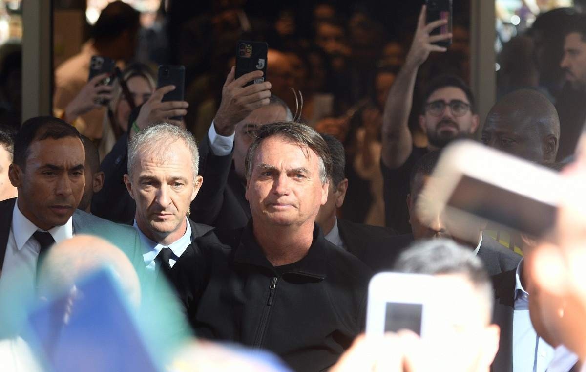 Volta de Bolsonaro ao Brasil é marcada por recepção modesta e polêmica das joias