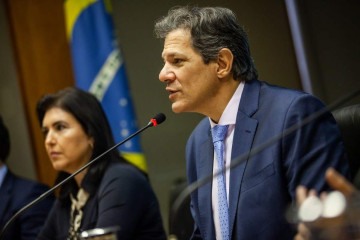 Ministros Fernando Haddad e Simone Tebet durante anúncio do novo arcabouço fiscal do governo -  (crédito: Diogo Zacarias)