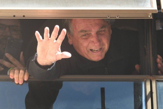  30/03/2023 Credito: Ed Alves/CB/DA.Press. Politica. Chegada do Ex Presidente Jair Bolsonaro no Aeroporto de Brasilia - JK e no Complexo Brasil 21, onde é a sede do Partido Liberal. 