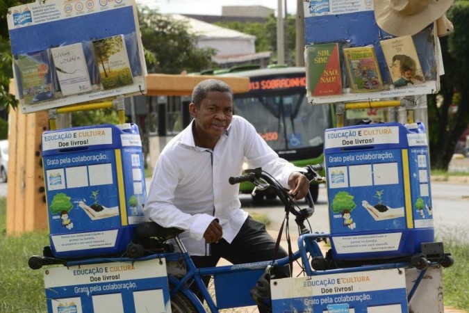 Antônio virou gestor cultural e hoje leva os livros para empréstimo em sua bicicleta -  (crédito:  Carlos Vieira/CB)