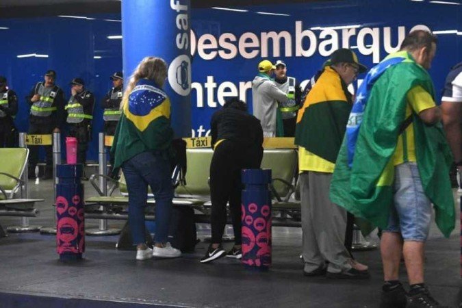 Apoiadores de Bolsonaro aguardam o desembarque do ex-presidente no saguão do Aeroporto de Brasília