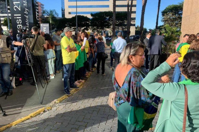 Aliados e apoiadores do ex-presidente Jair Bolsonaro (PL) aguardam a chegada de Bolsonaro na sede do PL, em Brasília 30/3 - (crédito: Rafael Felice/CB/D.A. Press) Aliados e apoiadores do ex-presidente Jair Bolsonaro (PL) aguardam a chegada de Bolsonaro na sede do PL, em Brasília 30/3 - (crédito: Rafael Felice/CB/D.A. Press)