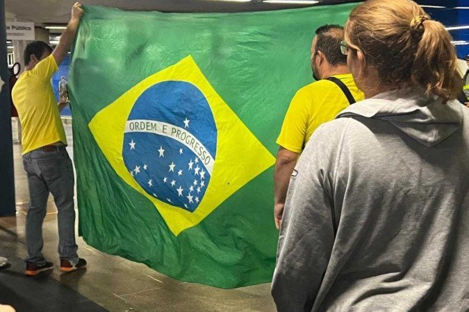 Apoiadores de Bolsonaro aguardam o desembarque do ex-presidente no saguão do Aeroporto de Brasília